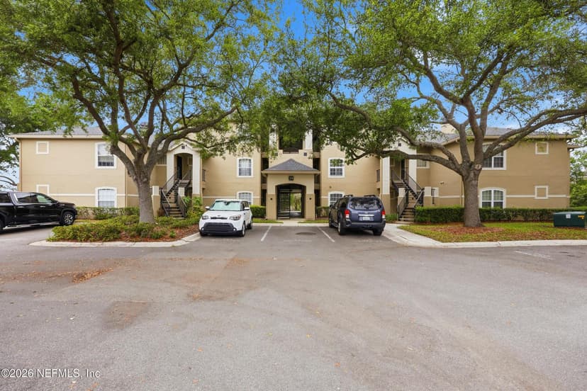 1701 THE GREENS Way 1913, Jacksonville Beach, FL 32250